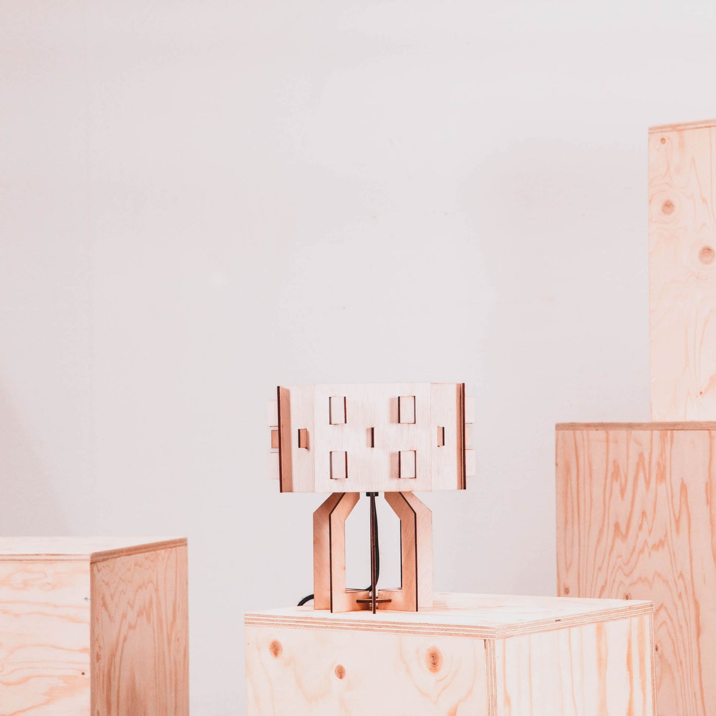 TESS tafellamp van WOMP de houten lamp