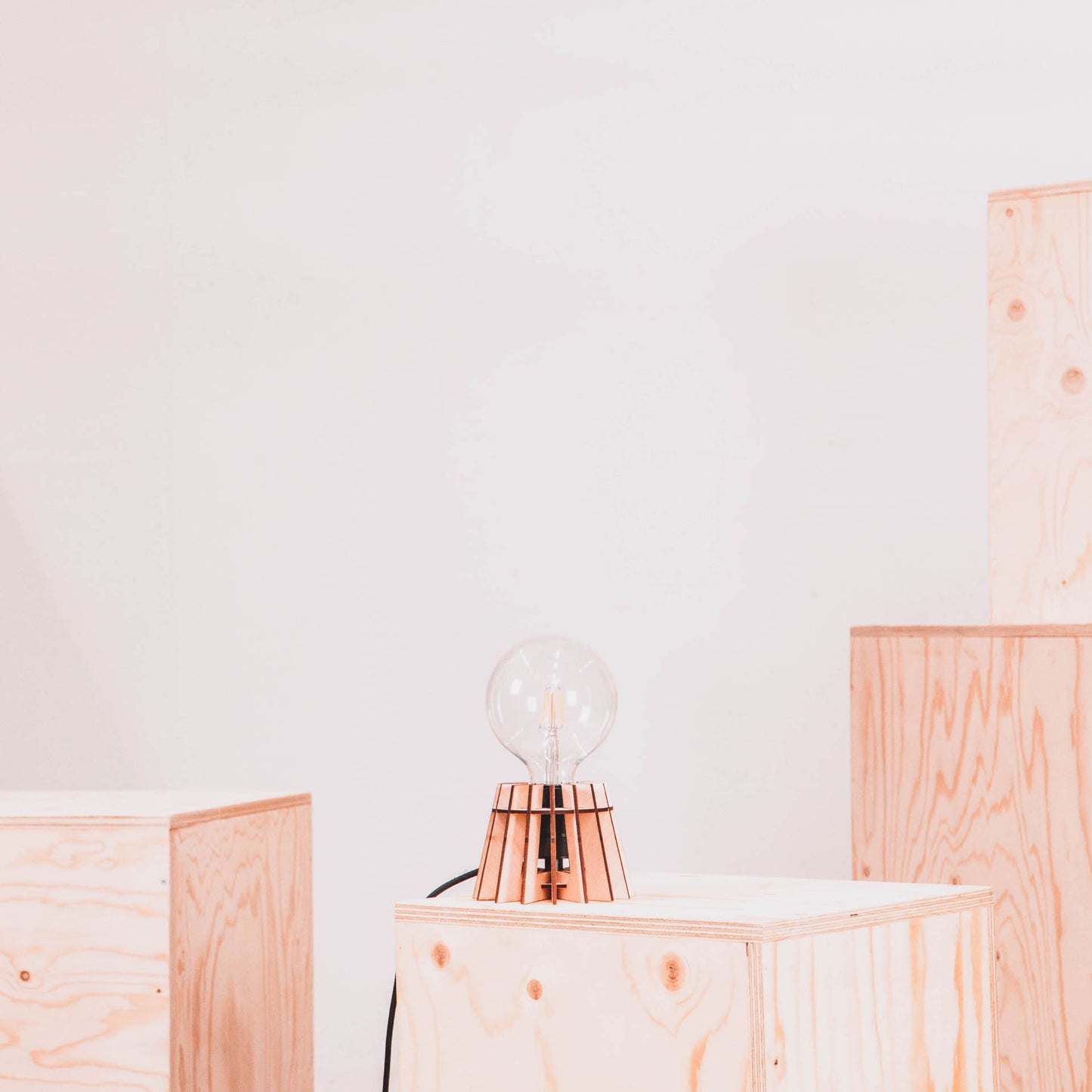 LIZ tafellamp van WOMP de houten lamp