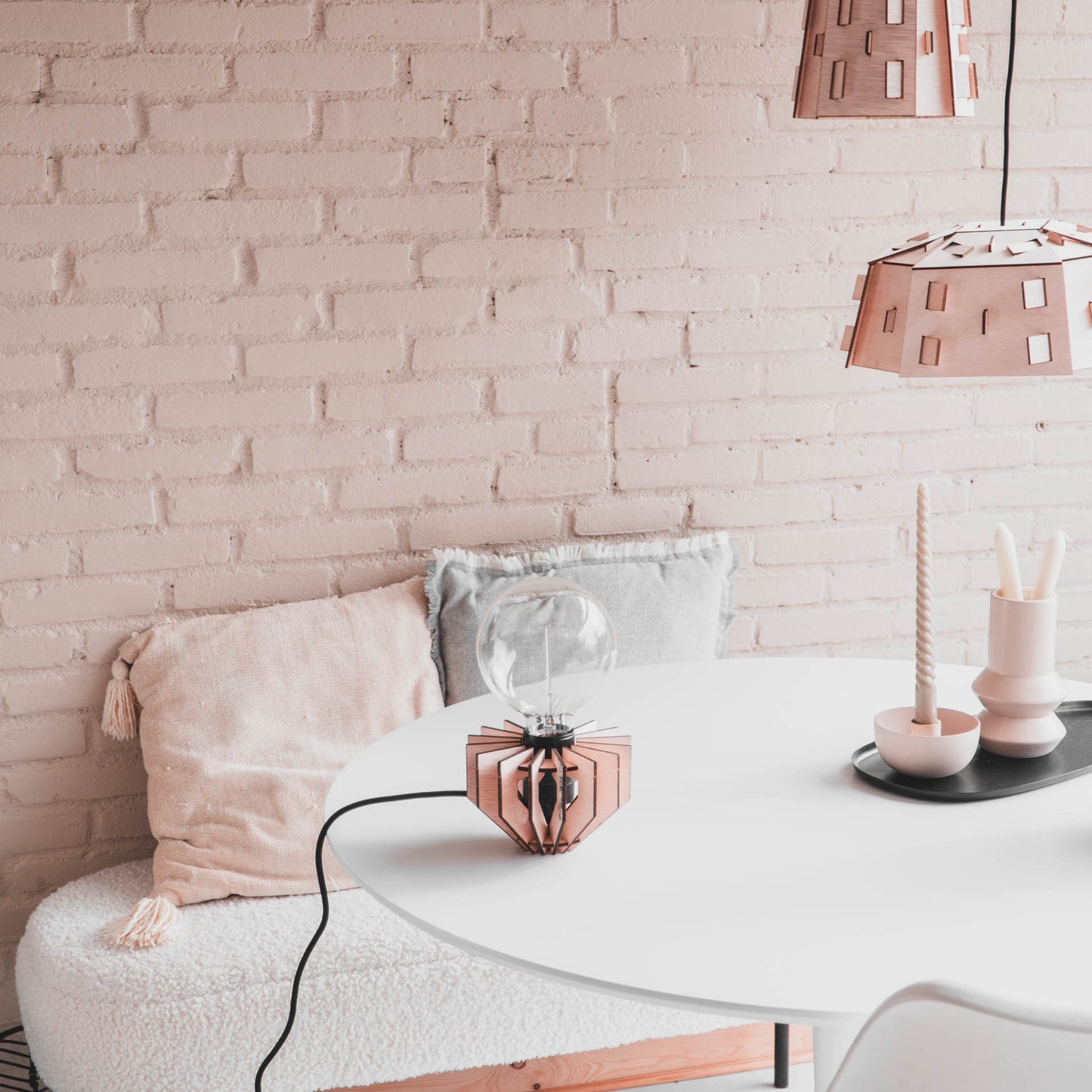 houten lamp van womp. Deze lamp heet bo, en staat in een sfeervolle kamer waar hij perfect tot zijn recht komt.